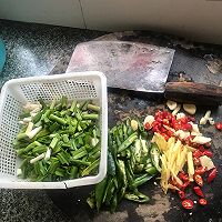 辣椒炒鸡肉的做法图解2