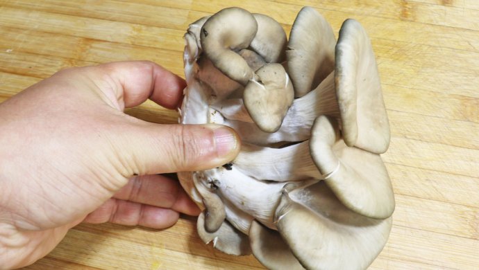 蘑菇不要炒着吃了，试试这种新做法，营养又解馋，比大鱼大肉还香