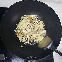 家常芹菜笋条豆干炒肉的做法图解2