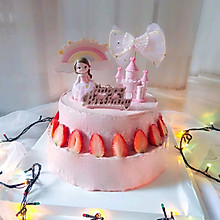 粉嫩嫩的小公主草莓奶油蛋糕