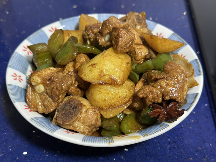 「下饭菜」土豆青椒焖排骨的做法