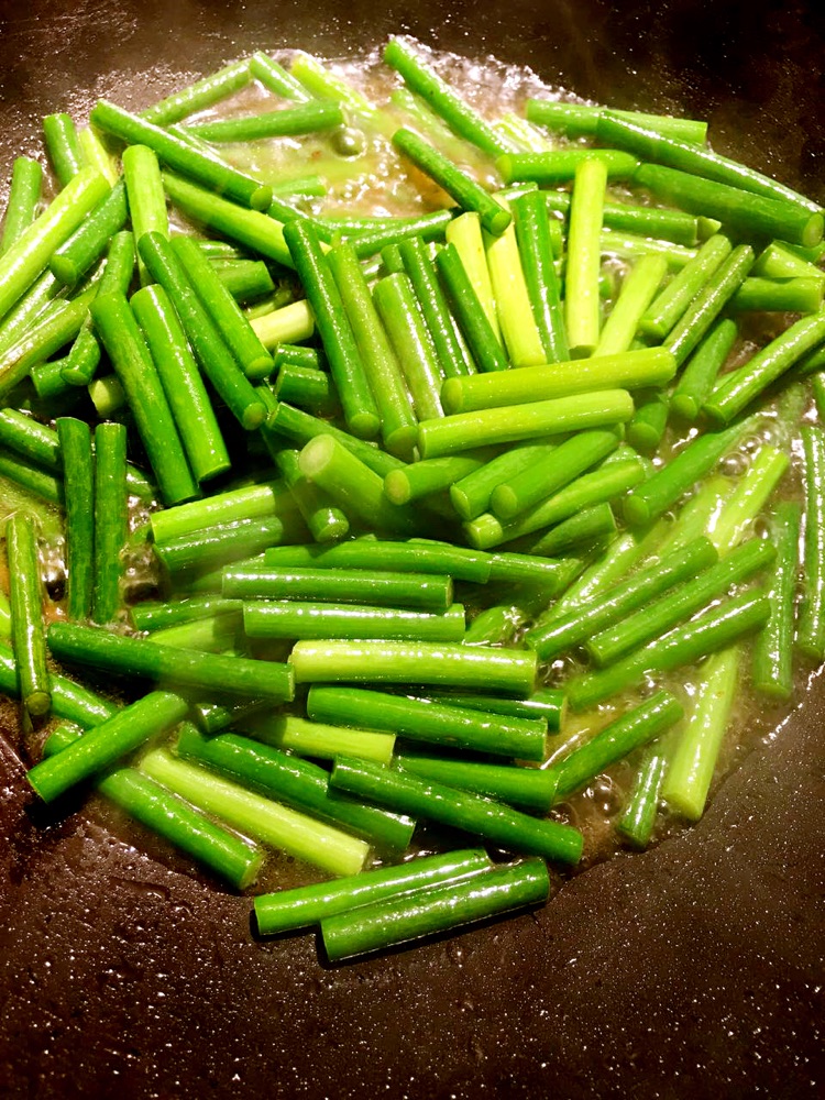 肉片炒蒜苔的做法图解4