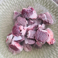 营养好汤   牛腩土豆的做法图解1
