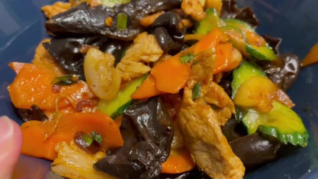 胡萝卜木耳黄瓜炒肉-健康营养家常菜的做法