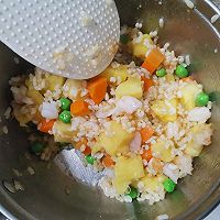 菠萝虾仁炒饭的做法图解4