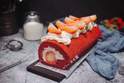 草莓红丝绒蛋糕卷
