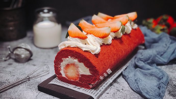 草莓红丝绒蛋糕卷