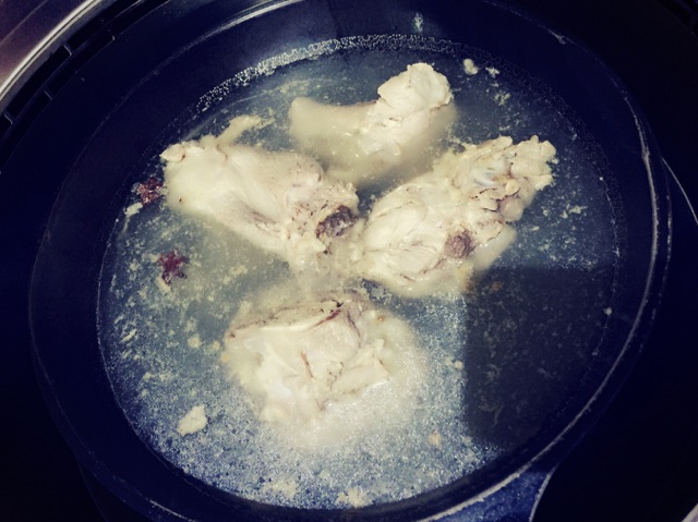 大骨棒川酸菜的做法图解1