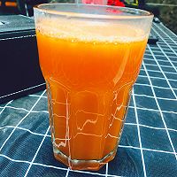 鲜榨胡萝卜香梨汁的做法图解7