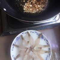 蒜蓉粉丝蒸虾的做法图解2