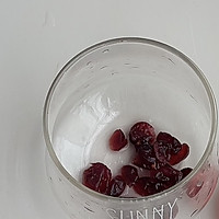 枸杞养生蔓越莓饮的做法图解2