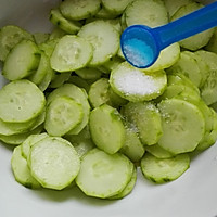 黄瓜奶酪沙拉的做法图解4