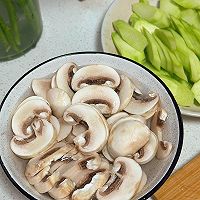 芦笋白蘑菇炒虾仁—-减脂营养两不误的做法图解2