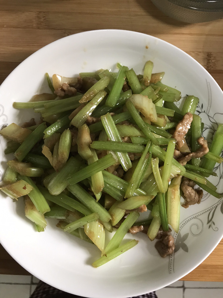 芹菜炒肉丝的做法