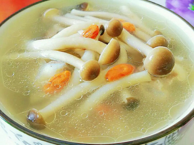 茶树菇枸杞排骨汤的做法
