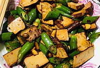 青椒干子小炒肉，嗯下饭！的做法