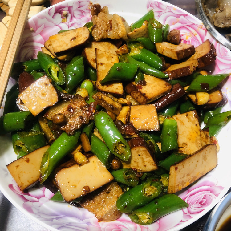 青椒干子小炒肉，嗯下饭！的做法
