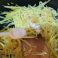东北酸菜土豆丝的做法图解3