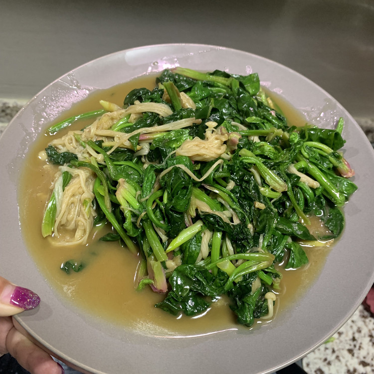 菠菜炒菌菇的做法