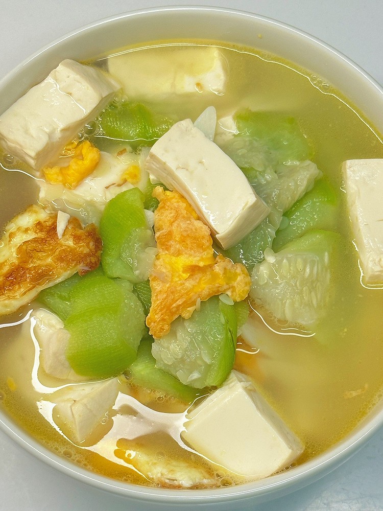丝瓜煎蛋豆腐汤的做法