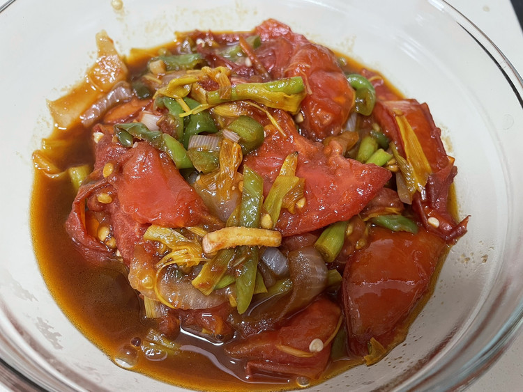 番茄黄花菜炒辣椒的做法