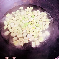 肉末炒蚕豆的做法图解1
