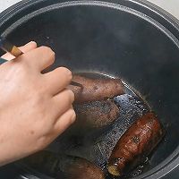 把红薯放进电饭锅里,不加一滴水,出锅软糯香甜,个个流糖汁!的做法图解5