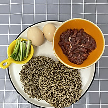 鸡蛋牛肉炒面