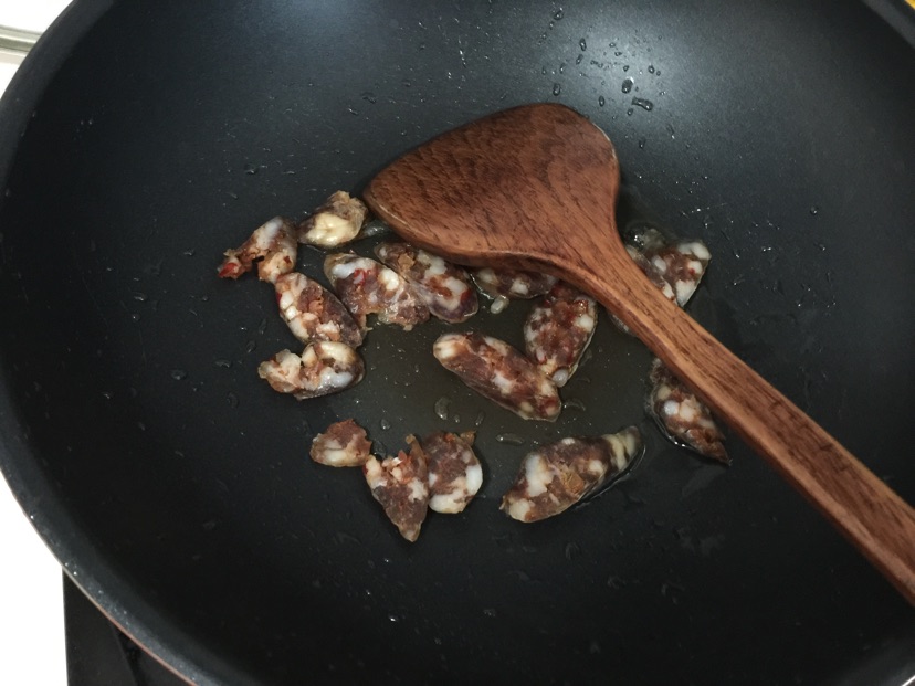韭菜花炒辣味腊肉的做法图解2