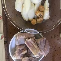 秋冬润燥—无花果雪梨排骨汤的做法图解1