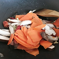 #憋在家里吃什么#全素营养餐香菇木耳胡萝卜的做法图解3