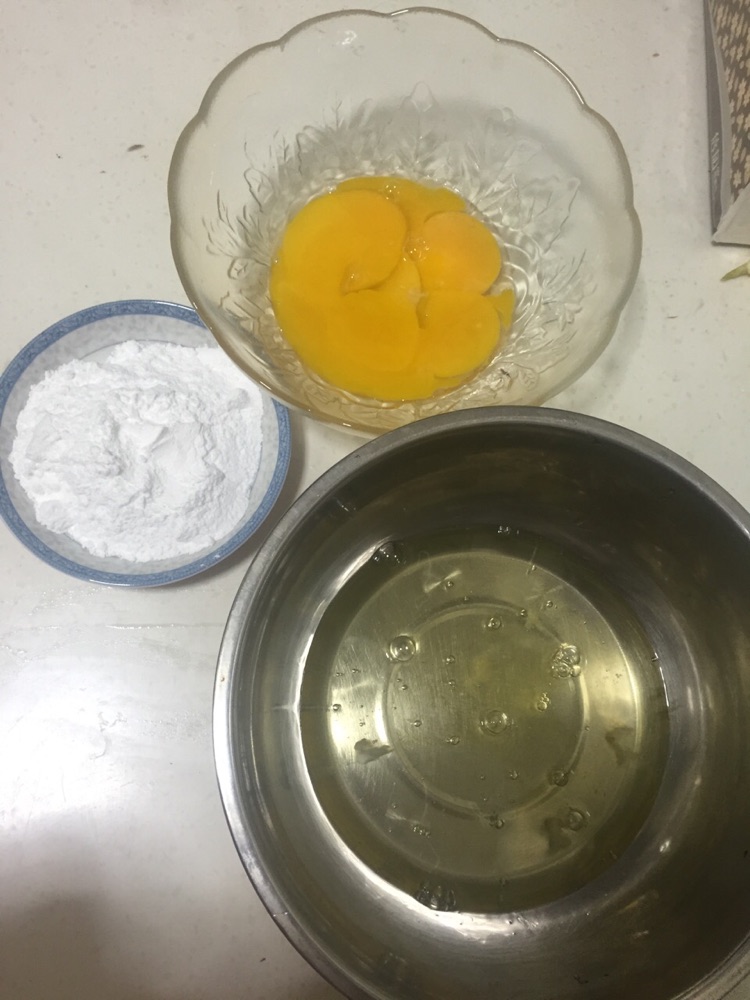 草莓蛋卷的做法图解1