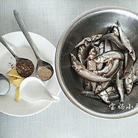  酥炸小鱼#一机多能 一席饪选#的做法图解1