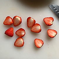 #一道菜表白豆果美食#酸甜可口的草莓牛奶小方的做法图解1
