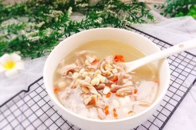 煲汤+花生枸杞子猪肚汤