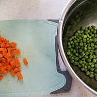 #母亲节，给妈妈做道菜#素炒豌豆胡萝卜丁的做法图解2