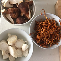 养生菌菇排骨汤的做法图解1