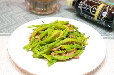 黄花菜炒肉丝