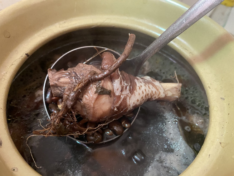 艾茎黑豆炖土鸡汤的做法