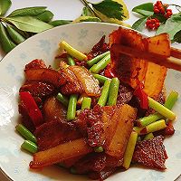 #开启冬日滋补新吃法#蒜苔炒回锅肉的做法图解6