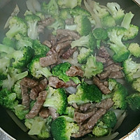 【新晋厨娘必备简单菜】西兰花炒牛肉的做法图解5