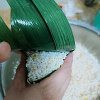 #浓情端午 粽粽有赏#   大黄米糯米蜜枣粽的做法图解6