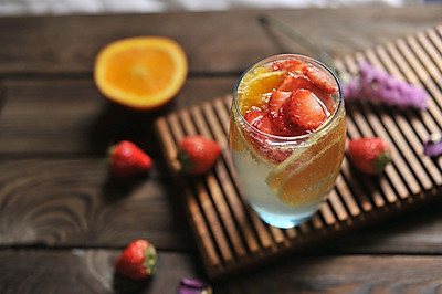 橙子草莓鸡尾酒
