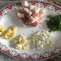 名厨菜谱-五花肉烧黄花鱼的做法图解2