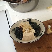 皮蛋豆腐的做法图解1