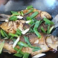 葱酥鲤鱼的做法图解5