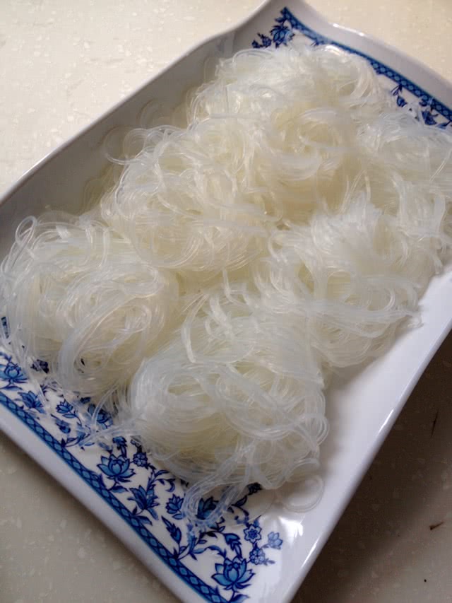 蒜蓉粉丝蒸鲍鱼的做法图解2
