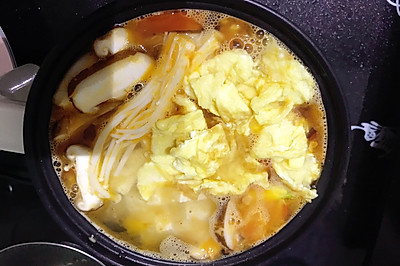 西红柿蛋花菌菇豆腐汤