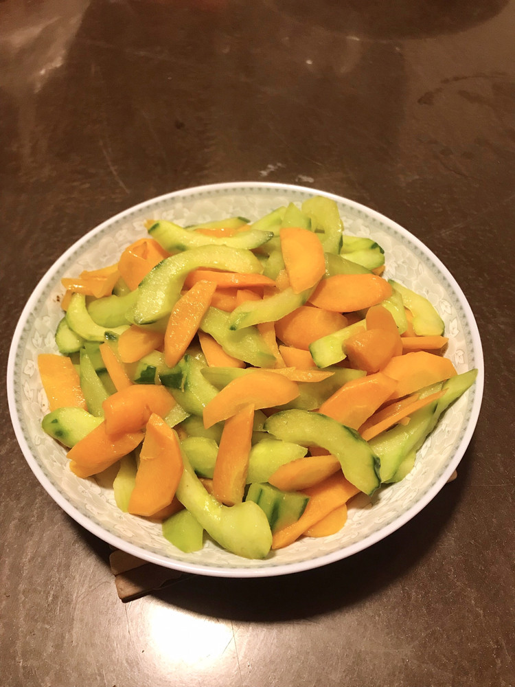红萝卜炒青瓜的做法