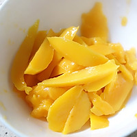 原汁机食谱 好吃又简单的芒果冰沙的做法图解2